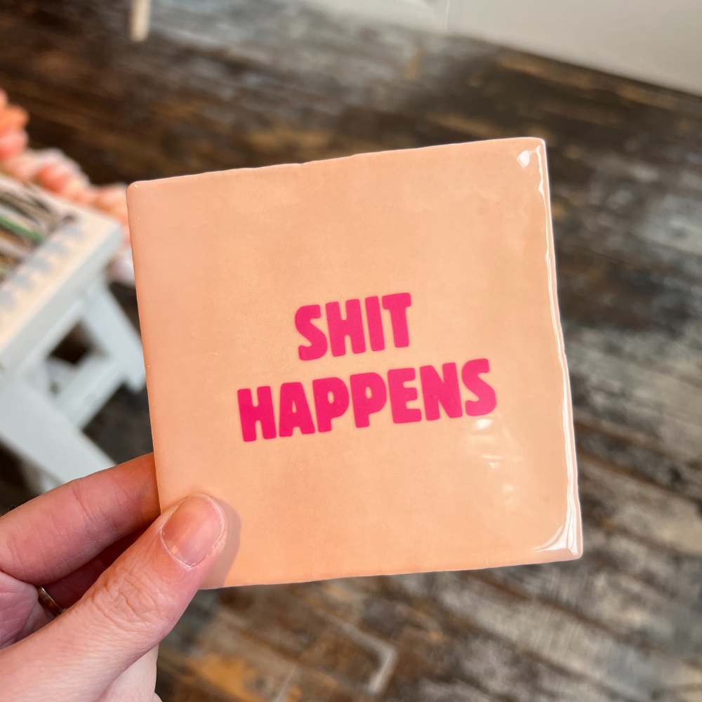 Tegeltje - Shit Happens