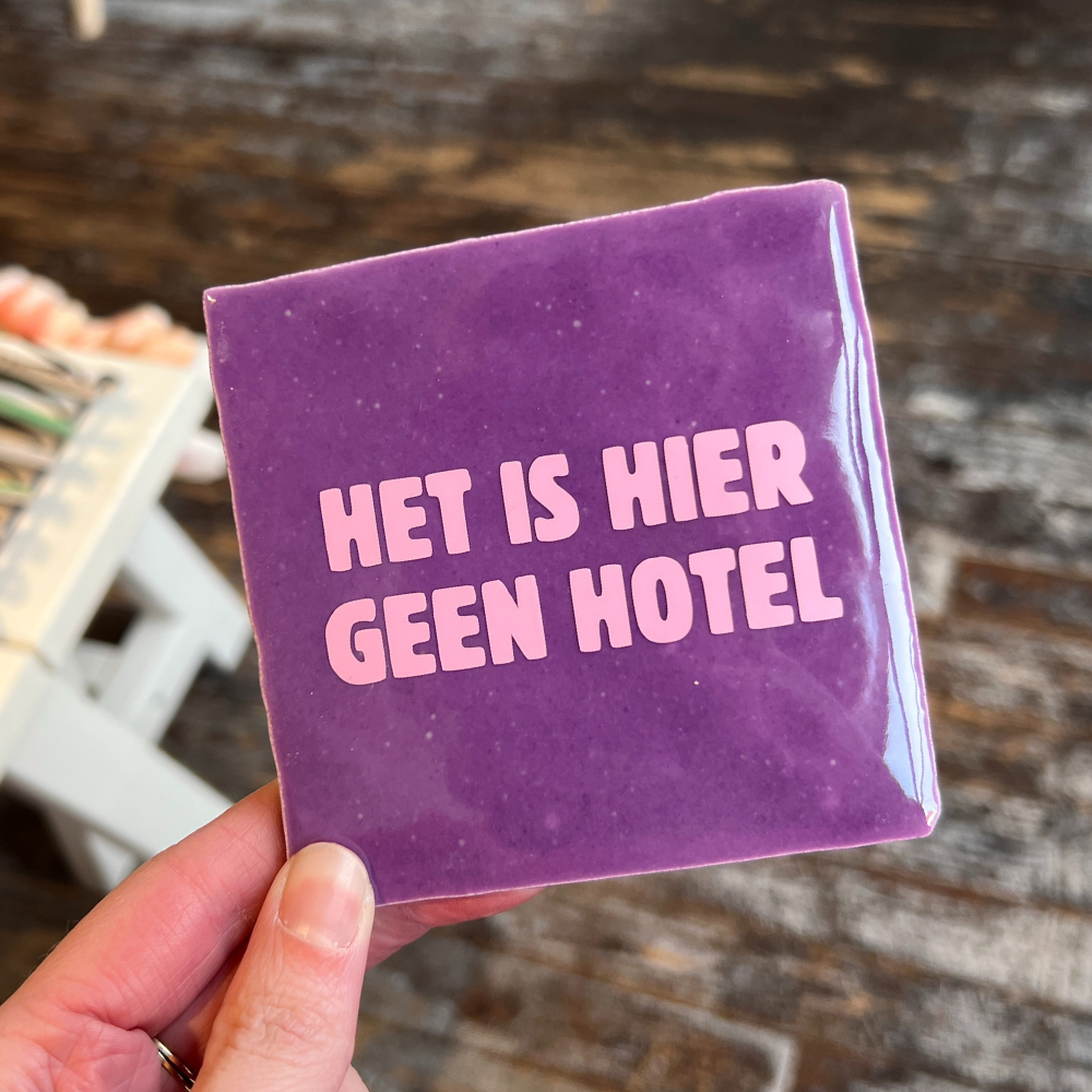 Tegeltje - Het is hier geen hotel
