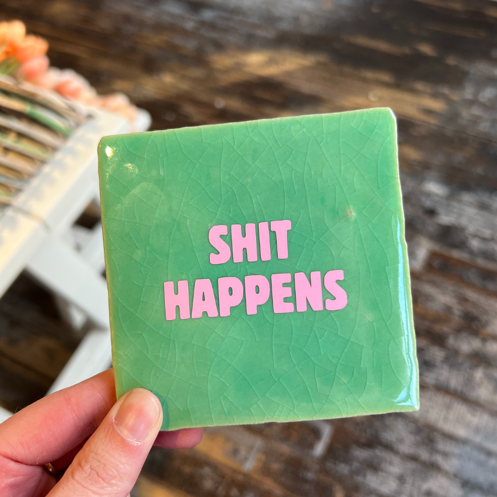 Tegeltje - Shit Happens