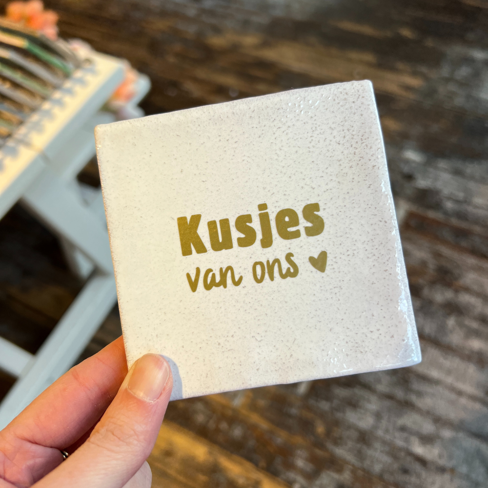 Tegeltje - Kusjes van ons
