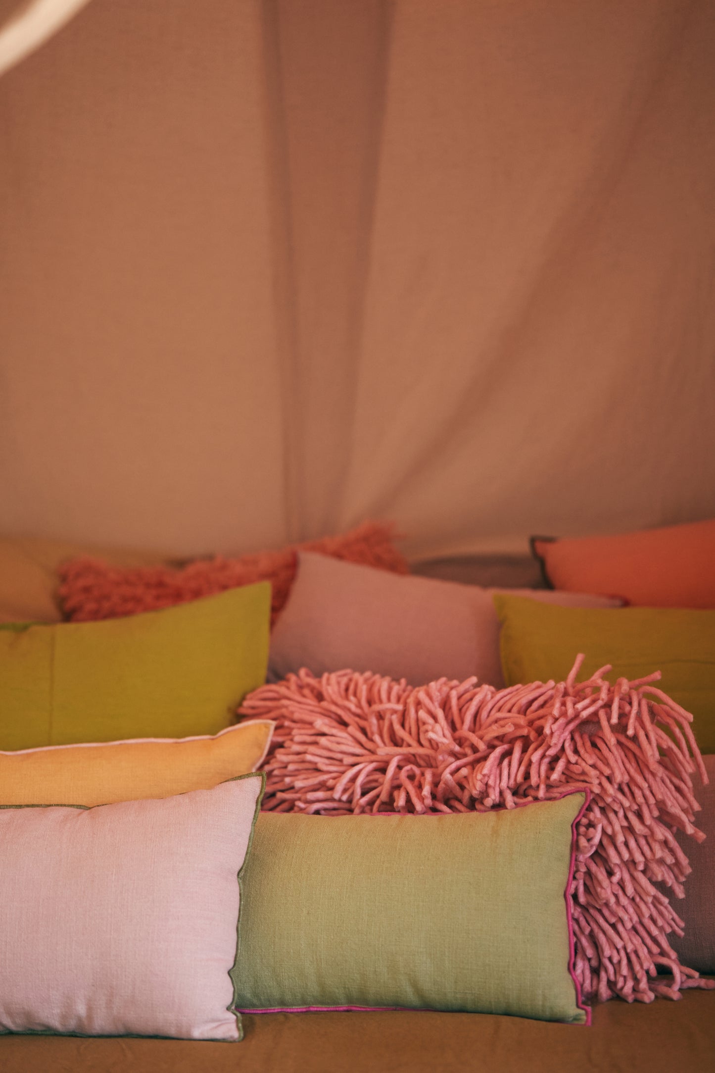HKLIVING - Rugged Woolen Sierkussen - Pink