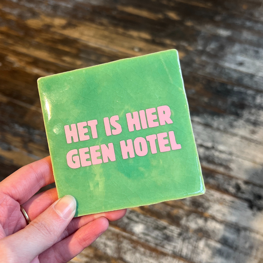 Tegeltje - Het is hier geen hotel