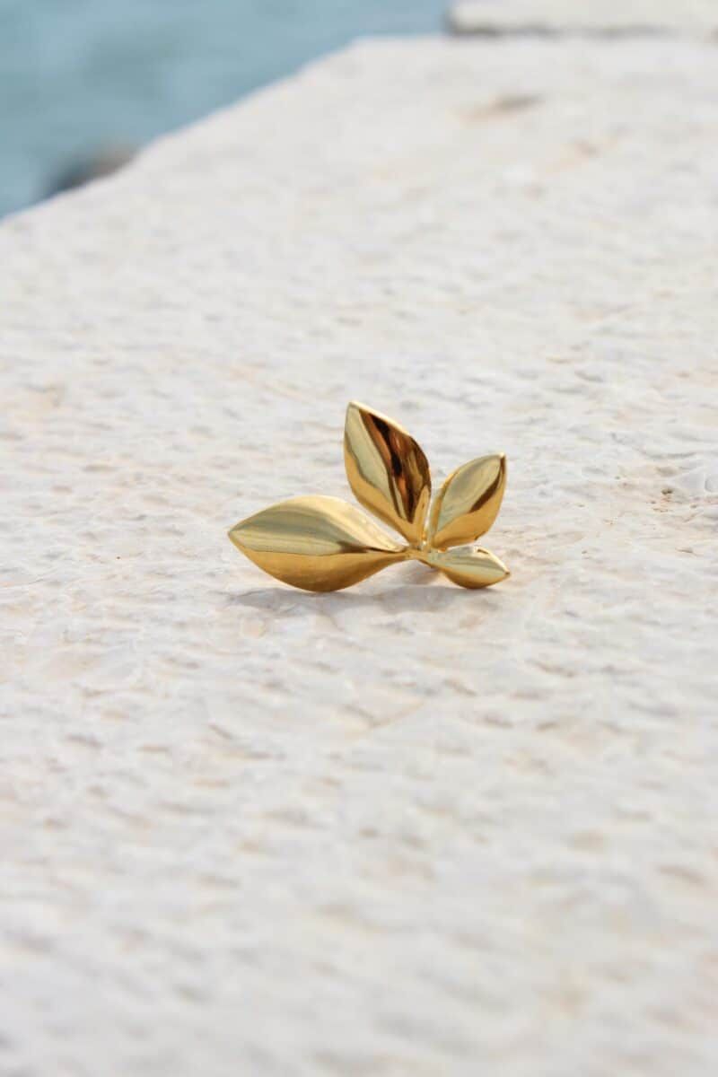 Label Kiki - Half flower hoop gold