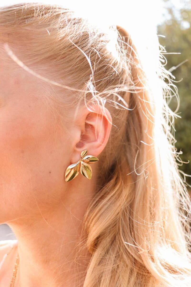 Label Kiki - Half flower hoop gold